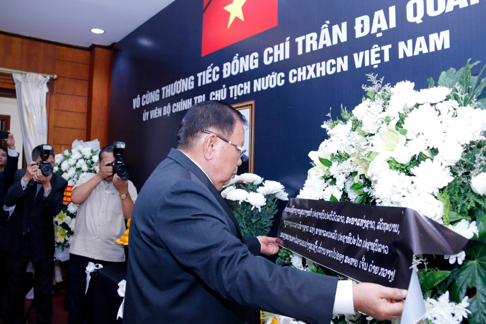 Le secrétaire général du Comité central du Parti populaire révolutionnaire du Laos et président laotien, Bounnhang Vorachith rend un dernier hommage au président Tran Dai Quang