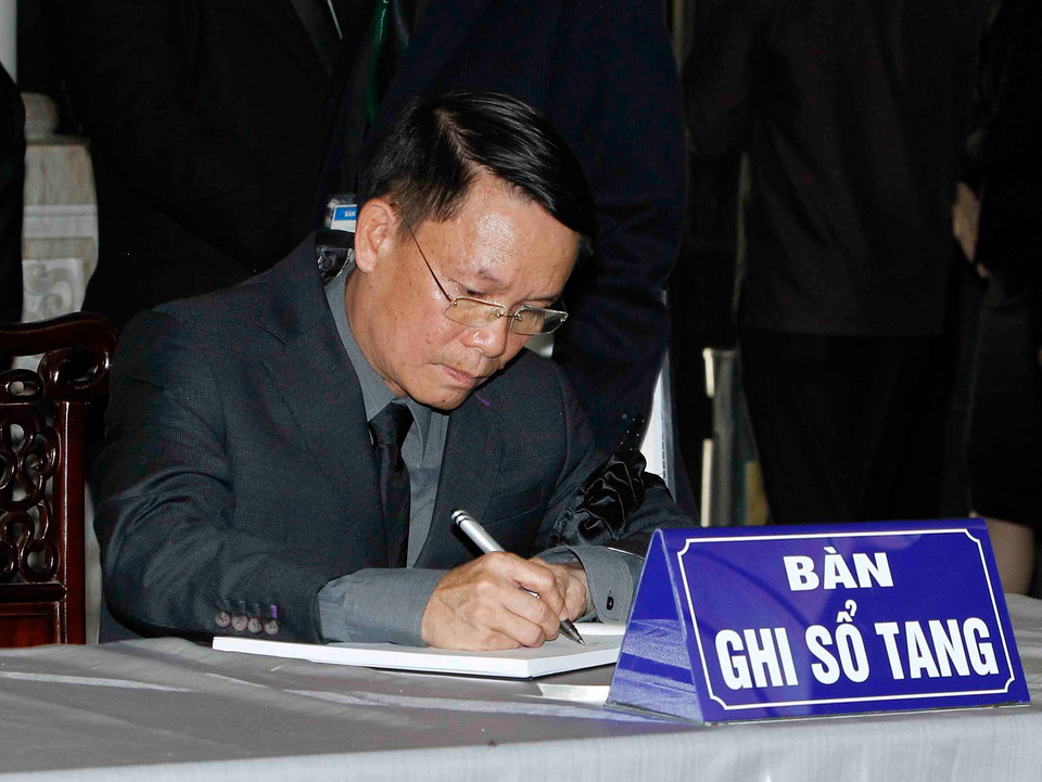 Le directeur général de l’Agence vietnamienne d’Information, Nguyân Duc Loi écrit un message dans le registre de condoléances