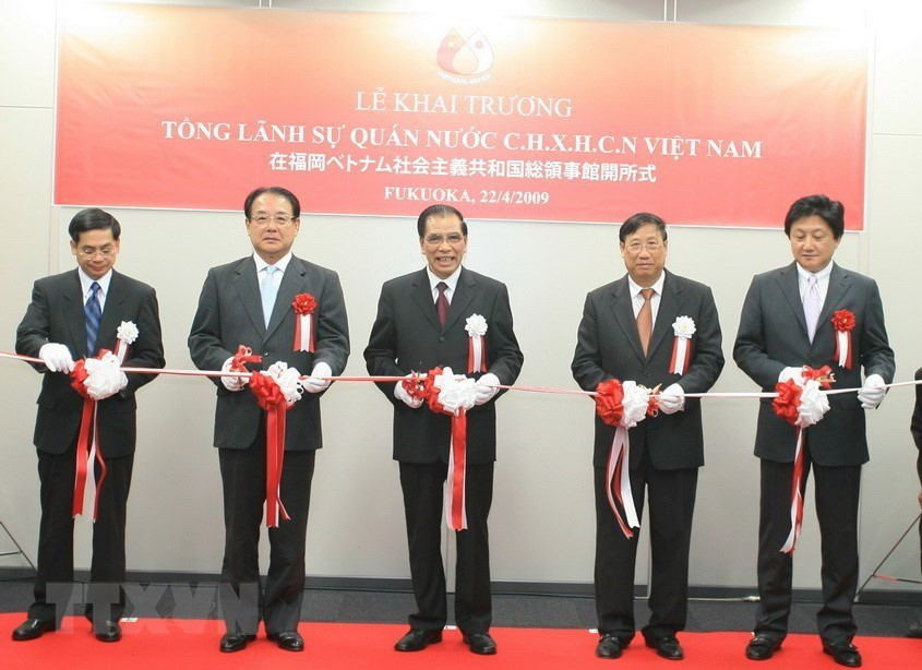 Le 22 avril 2009, l’ancien secrétaire général du Parti communiste du Vietnam Nong Duc Manh a coupé la bande d’inauguration du consulat général du Vietnam dans la préfecture japonais Fukuoka.