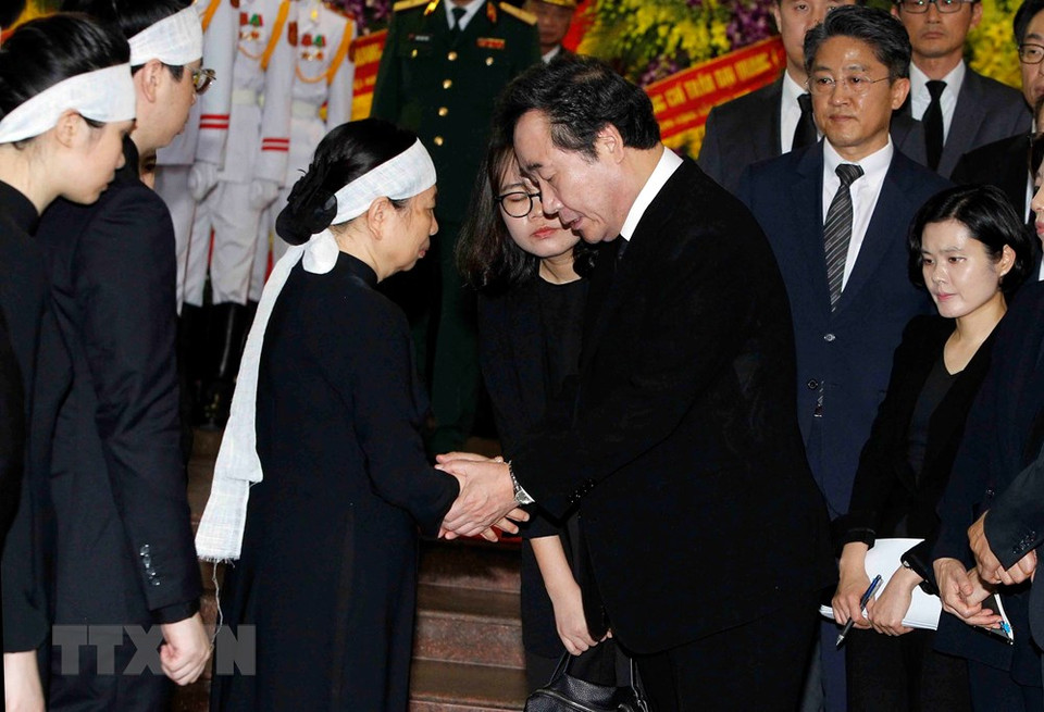 Le Premier ministre sud-coréen Lee Nak-yeon adresse ses profondes condoléances à la famille du président Trân Dai Quang.