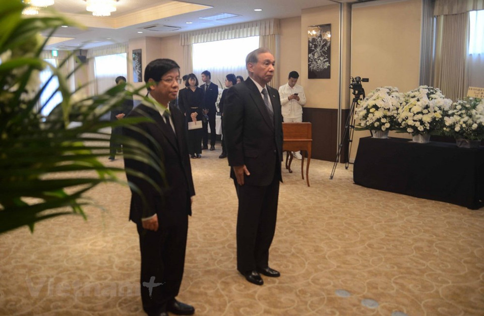 ...et le gouverneur de la préfecture de Gunma, Masaaki Osawa sont allés rendre un dernier hommage au président Tran Dai Quang