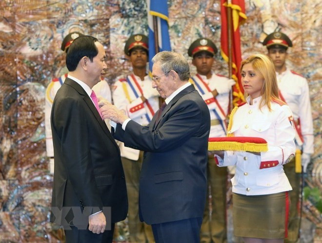  Le président du Conseil d’Etat et du Conseil des ministres, Raul Castro Ruz, a remis le 16 novembre 2016 (heure locale) à La Havane, l’Ordre José Marti, la plus haute distinction honorifique de l’État cubain, au président Tran Dai Quang. 