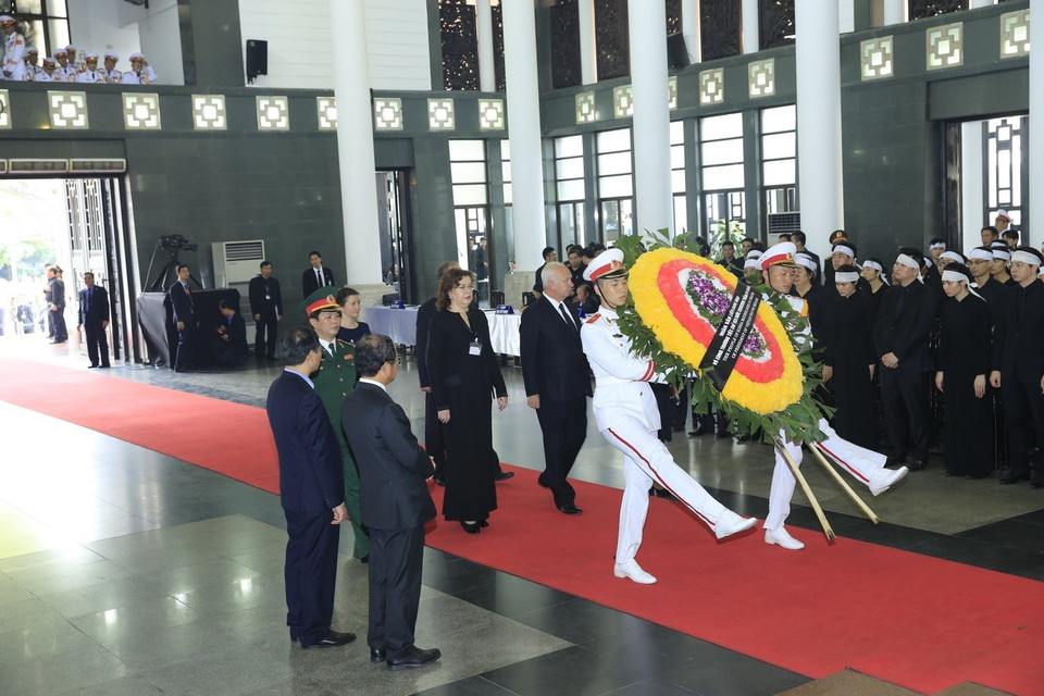 Une délégation de Russie, conduite par l'ambassadeur de Russie au Vietnam Konstantin Vnukov, est allée rendre hommage au président Trân Dai Quang.
