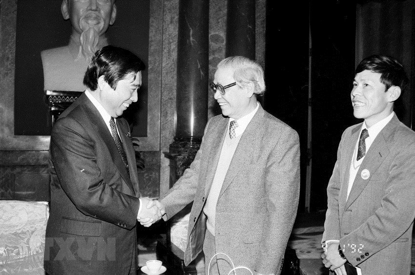 Le 4 janvier 1992 à Hanoï, l’ancien président du Conseil des ministres du Vietnam, Vo Van Kiet (droite) a reçu une délégation du gouvernement japonaise conduite par le sénateur Kamei.