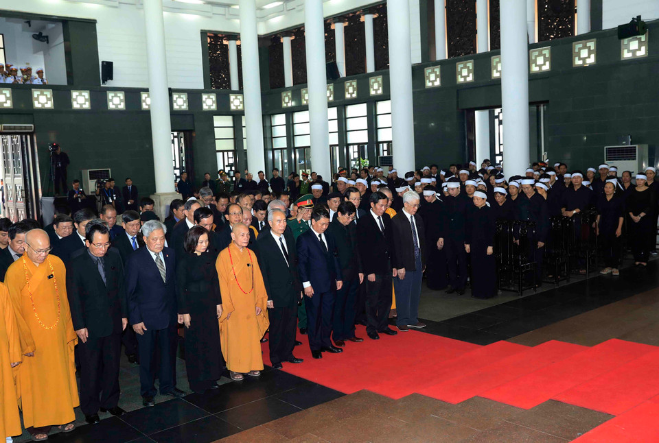 La délégation du comité central du Front de la patrie du Vietnam rend un dernier hommage au président Trân Dai Quang