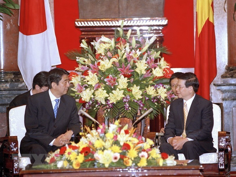 Le 20 novembre 2006 à Hanoï, l’ancien président du Vietnam Nguyen Minh Triet (droite) a reçu le Premier ministre japonais Shinzo Abe.