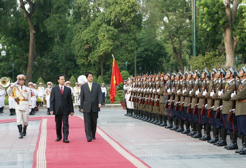 Le Premier ministre japonais Shinzo Abe (droite) lors de la cérémonie d’accueil officielle le 19 novembre 2006 à Hanoï dirigée par son homologue vietnamien Nguyen Tan Dung.