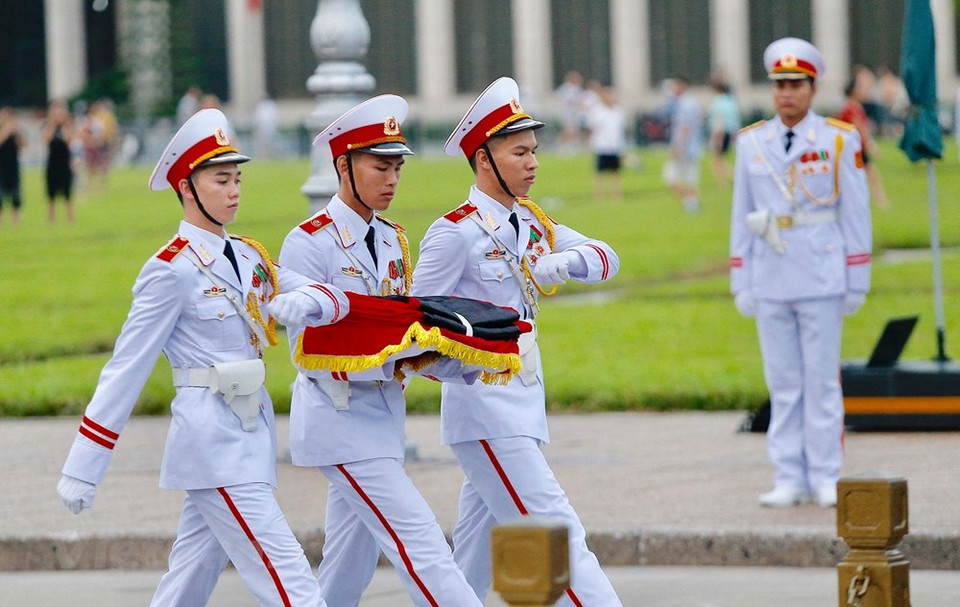 Une cérémonie de hissement du drapeau en berne a eu lieu vers 6h00 le 26 septembre matin à la place Ba Dinh devant le Mausolée du Président Hô Chi Minh à l’occasion des funérailles nationales pour le président Trân Dai Quang