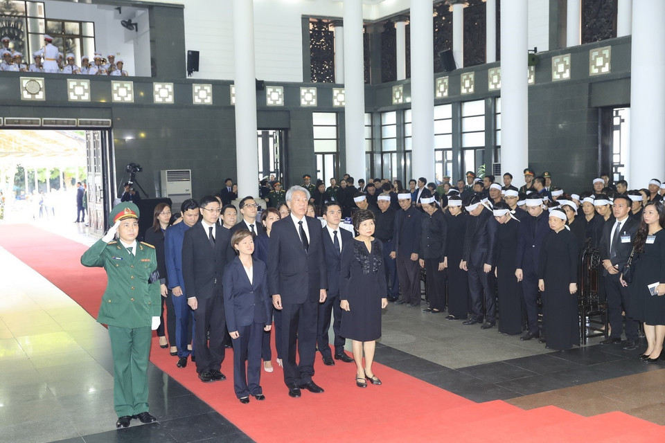 Une délégation de Singapour, conduite par son vice-Premier ministre Teo Chee Hean, est allée rendre hommage au président Trân Dai Quang.