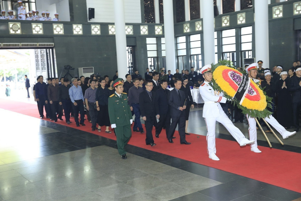 La délégation de l’Agence vietnamienne d’Information, conduite par son directeur général Nguyên Duc Loi, rend un dernier hommage au président Trân Dai Quang