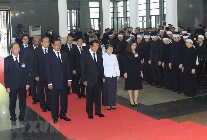 Une délégation du Cambodge, conduite par son Premier ministre Samdech Hun Sen, est allée rendre un dernier hommage au président Trân Dai Quang.