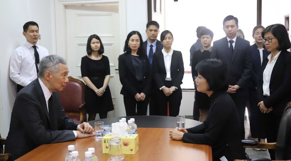 A Singapour, le Premier ministre singapourien Lee Hsien Loong est allé adresser ses condoléances à l’ambassade du Vietnam dans ce pays.