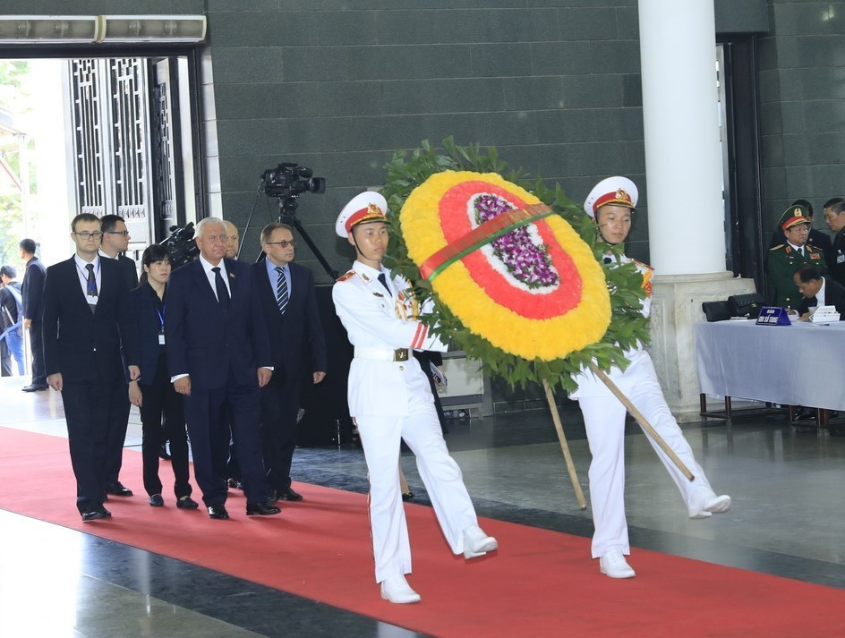 Une délégation de Biélorussie, conduite le président du Conseil de la République de son Assemblée nationale, Mikhaïl Myasnikovich, est allée rendre un dernier hommage au président Tran Dai Quang