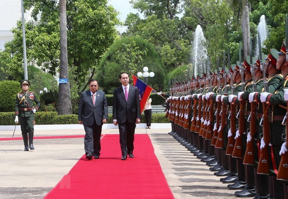  Le président Tran Dai Quang (droite) et le secrétaire général du Parti populaire révolutionnaire et président du Laos, Bounnhang Volachith, ont passé en revue la garde d'honneur lors de la cérémonie de bienvenue organisée en l’honneur du dirigeant vietnamien le 12 juin, à Vientiane, au Laos.