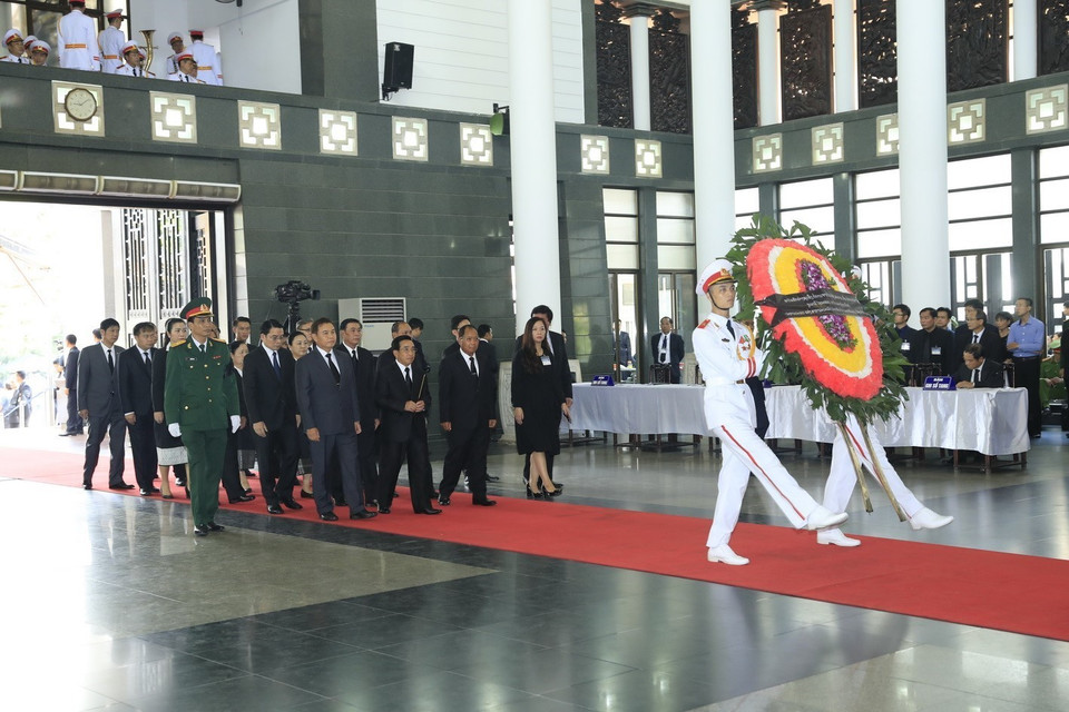 Une délégation du Laos, conduite par son vice-président Phankham Viphavanh, est allée rendre hommage au président Trân Dai Quang.