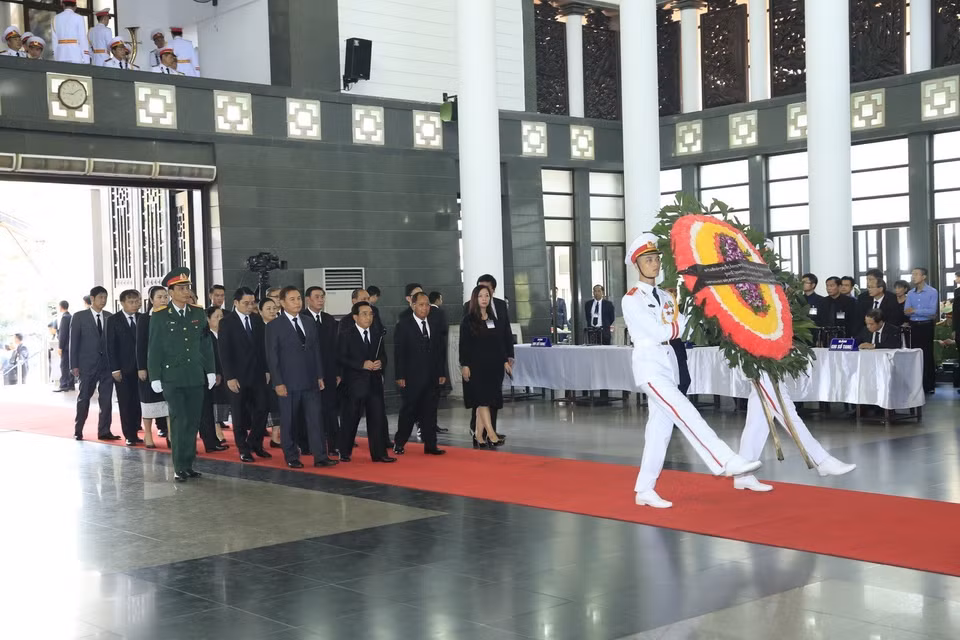 Une délégation du Laos, conduite par son vice-président Phankham Viphavanh, est allée rendre hommage au président Trân Dai Quang.