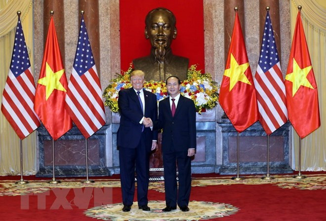  Le 12 novembre 2017, au palais présidentiel, le président Tran Dai Quang (droite) s’est entretenu avec le président américain Donald Trump.