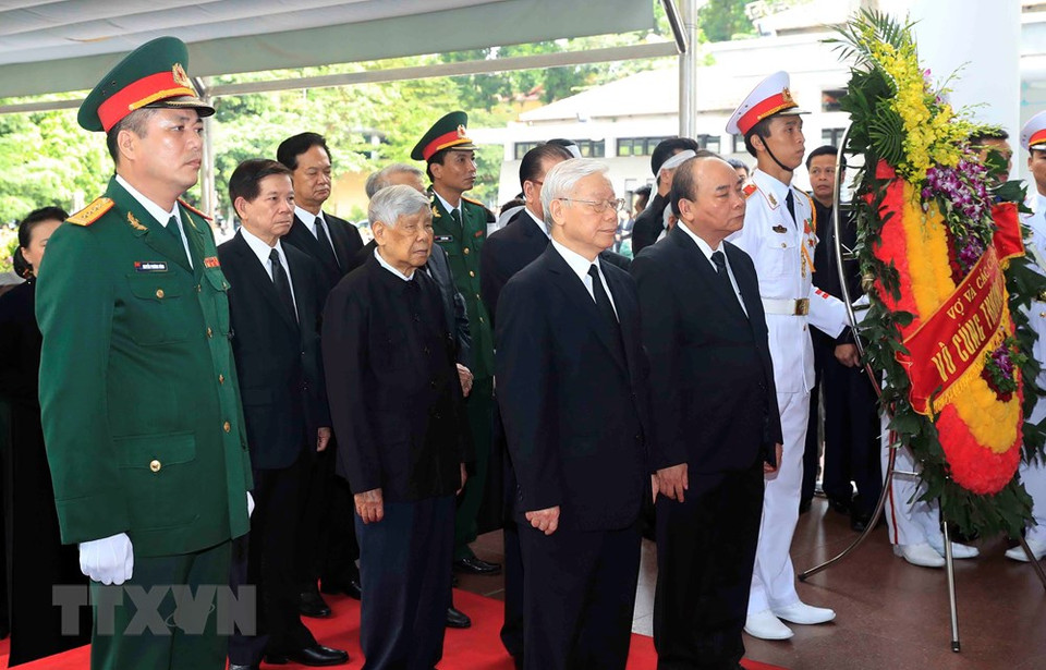 La délégation du comité central du Parti communiste du Vietnam, conduite par son secrétaire général Nguyên Phu Trong rend un dernier hommage au président Trân Dai Quang