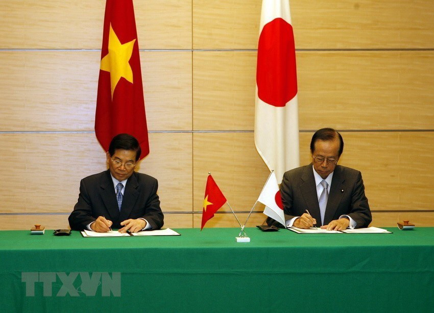 Le 27 novembre 2007 à Hanoï, l’ancien président du Vietnam Nguyen Minh Triet (gauche) et l’ancien Premier ministre japonais Fukada ont signé une déclaration commune Vietnam-Japon.