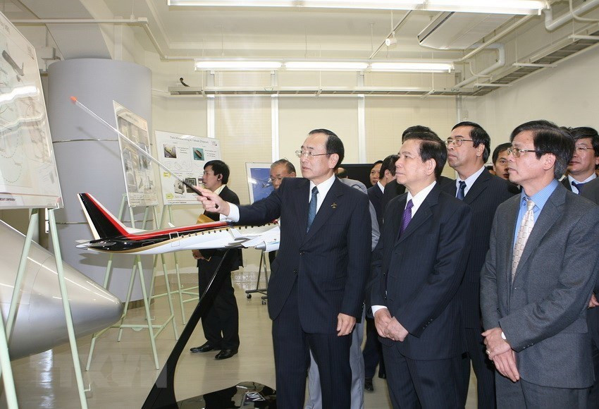 Le 15 novembre 2010, l’ancien président du Vietnam Nguyen Minh Triet a visité une usine d’avions du groupe japonais Mitsubishi dans la préfecture d'Aichi.
