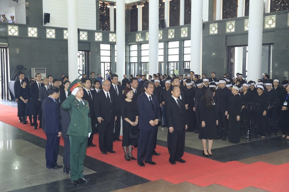 Une délégation du Japon, conduite par le secrétaire général de son Parti libéral démocrate Toshihiro Nika, est allée rendre hommage au président Trân Dai Quang.