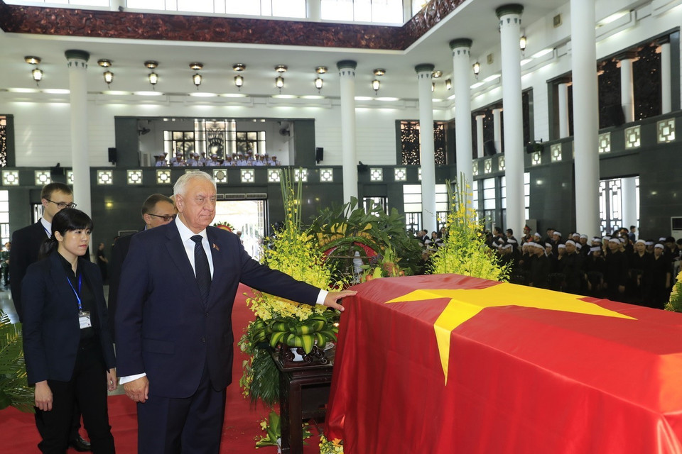 Le président du Conseil de la République de l'Assemblée nationale de Biélorussie, Mikhaïl Myasnikovich, à côté du cercueil du président Trân Dai Quang