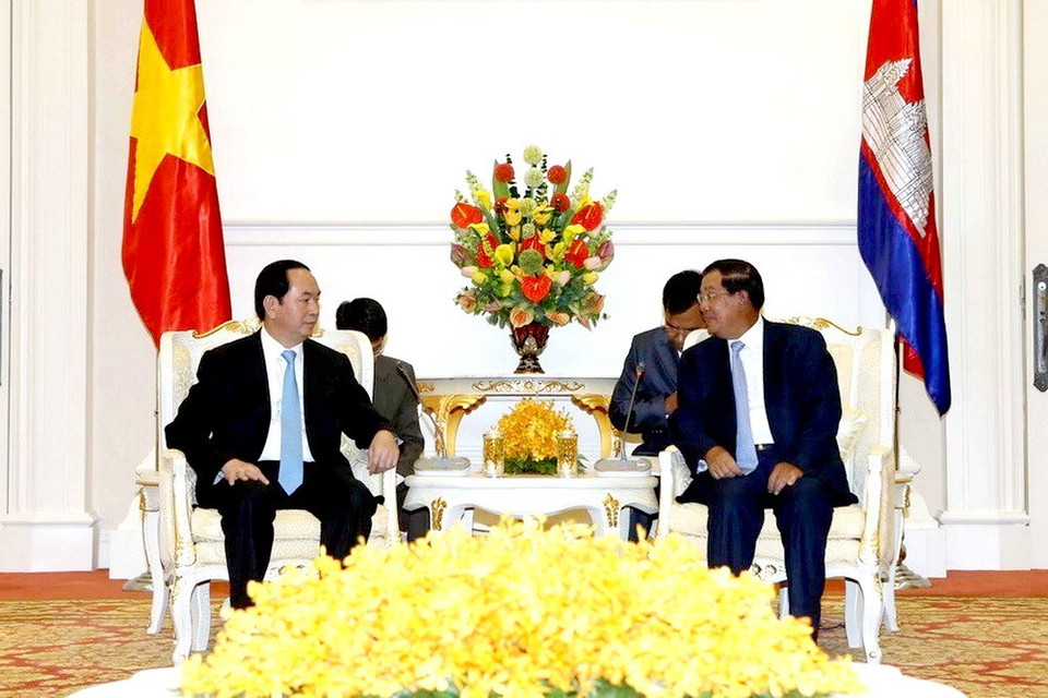  Le président Tran Dai Quang (gauche) a rencontré le Premier ministre cambodgien Samdech Techo Hunsen, le 15 juin 2016, à Phnom Penh, au Cambodge. 