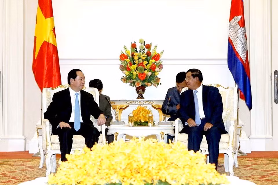  Le président Tran Dai Quang (gauche) a rencontré le Premier ministre cambodgien Samdech Techo Hunsen, le 15 juin 2016, à Phnom Penh, au Cambodge. 
