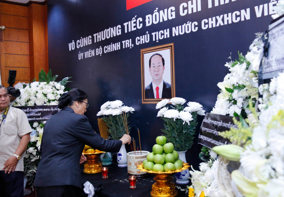 La présidente de l’Assemblée nationale du Laos, Pani Yathotu allume des baguettes d’encens en mémoire du président Tran Dai Quang