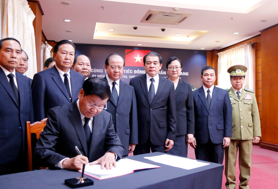 Le Premier ministre laotien Thongloun Sisoulith laisse un message dans le registre de condoléances