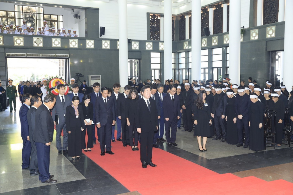 Une délégation de République de Corée, conduite par son Premier ministre Lee Nak-yeon, est allée rendre hommage au président Trân Dai Quang.