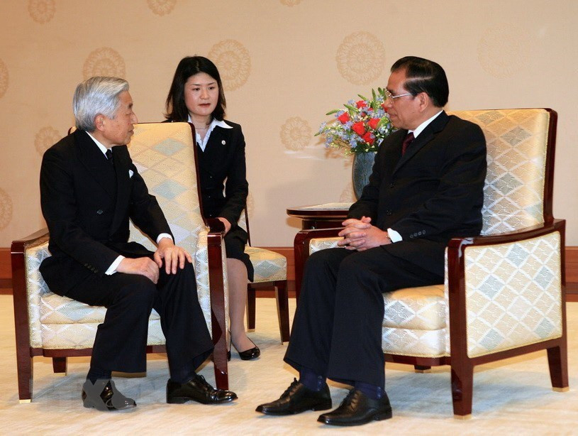 Le 20 avril 2009 à Tokyo, l’ancien secrétaire général du Parti communiste du Vietnam Nong Duc Manh a eu une entrevue avec l'empereur du Japon, Akihito.