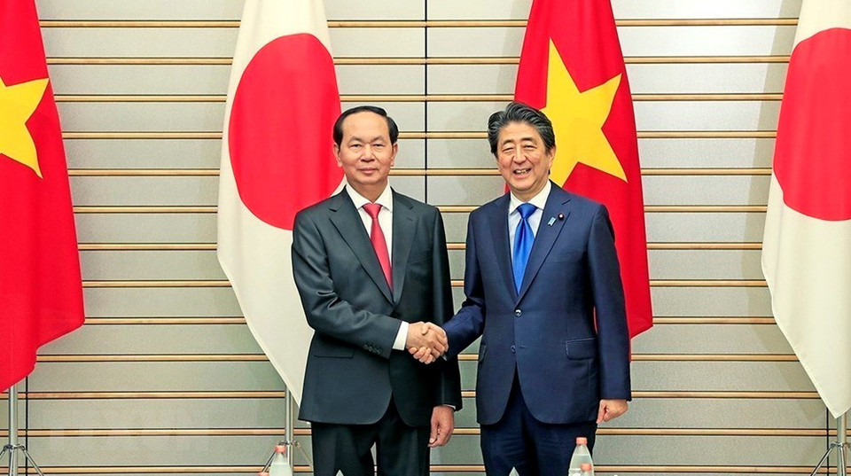  Le président Tran Dai Quang (gauche) s’est entretenu avec le Premier ministre japonais Shinzo Abe, le 31 mai, à Tokyo, au Japon. 