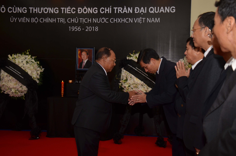 Lors de la cérémonie funéraire organisée par l’ambassade du Vietnam au Cambodge, le président de l'Assemblée nationale cambodgienne, Heng Samrin est allé rendre un dernier hommage au président Tran Dai Quang.
