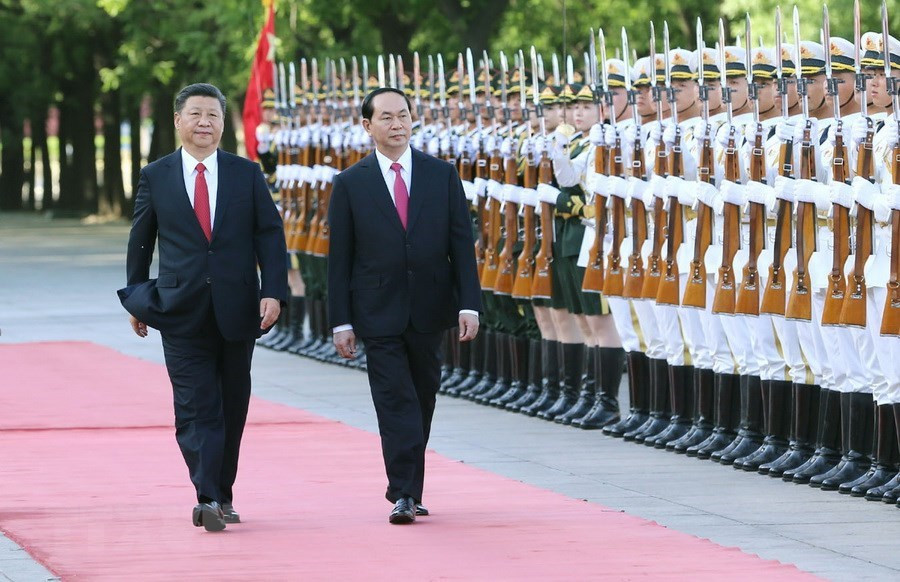  Le président chinois Xi Jinping (gauche) et le président Tran Dai Quang lors de la cérémonie d'accueil officielle, le 11 mai 2017, à Pékin.