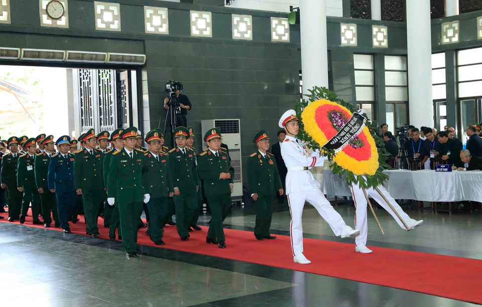 La délégation de la Commission militaire centrale du ministère de la Défense, conduite par son ministre Ngô Xuan Lich, rend un dernier hommage au président Trân Dai Quang