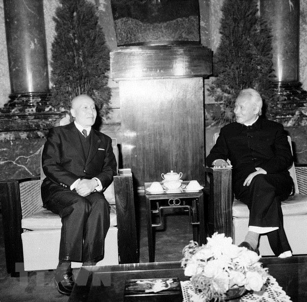 Le 10 novembre 1985 à Hanoï, l’ancien président du Conseil des ministres du Vietnam, Pham Van Dong (droite) a reçu Yoshio Sakurauchi, sénateur du Parti libéral-démocrate, ancien ministre japonais des Affaires étrangères.