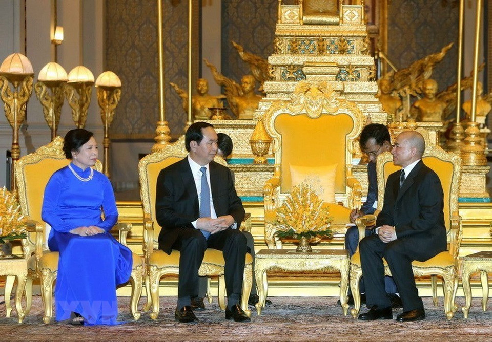  Le président Tran Dai Quang (2e, gauche), son épouse et le roi cambodgien Norodom Sihamoni lors de la cérémonie d’accueil tenue le 15 juin 2016, à Phnom Penh, au Cambodge. 