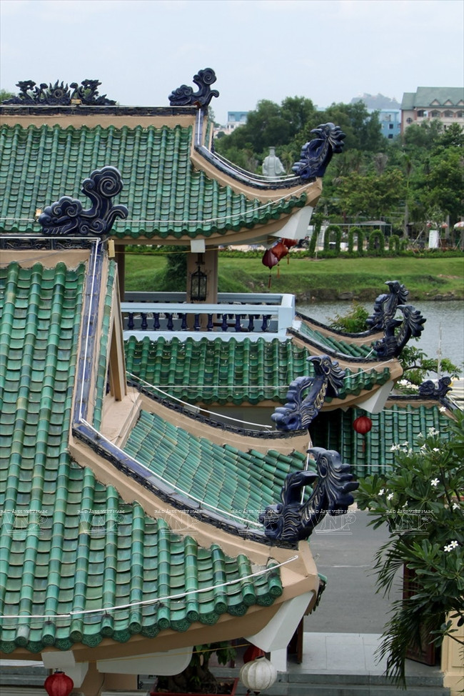 Toit aux extrémités recourbées recouvert de tuiles de céramique turquoise.