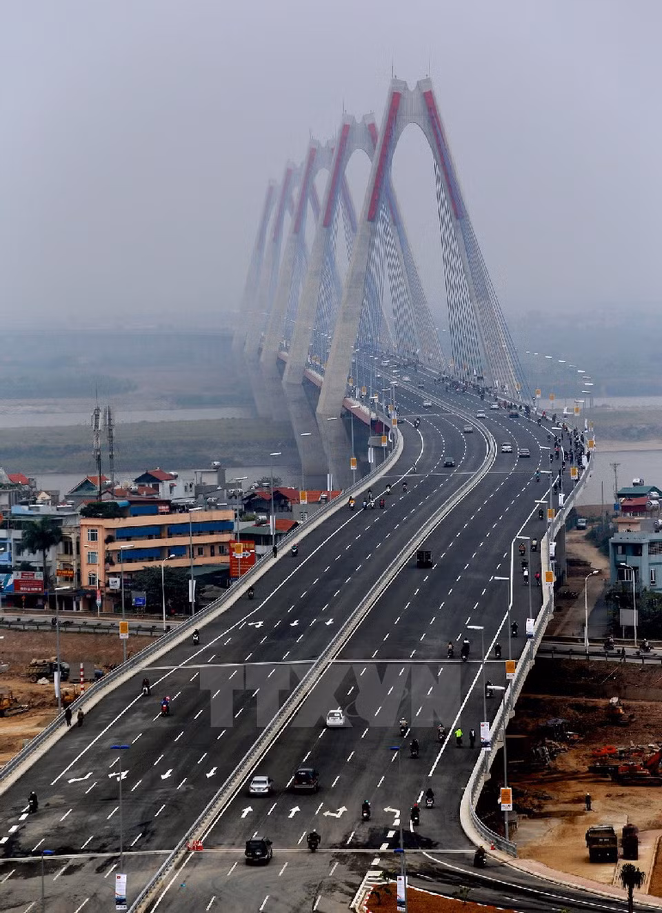 Le pont Nhat Tan au-dessus du fleuve Rouge 