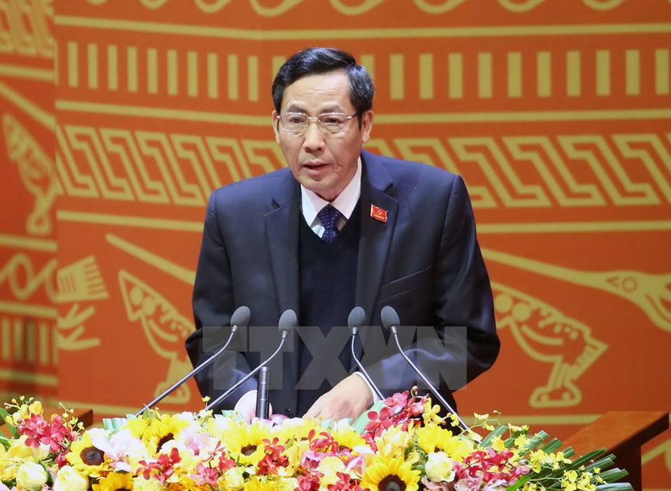 M. Thuan Huu annonce les résultats des votes sur certains points des résolutions du Congrès du PCV du 12e mandat.