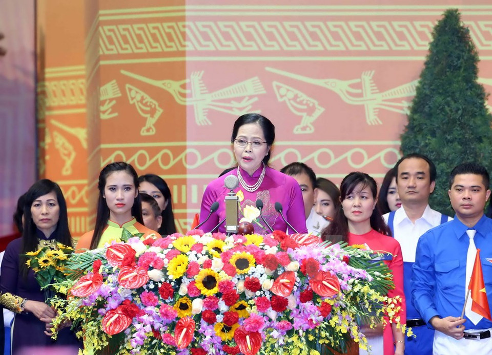 Le Thi Kim Oanh, vice-présidente permanente du Comité du Front de la Patrie du Vietnam de Hanoi, au nom du peuple de la capitale et du pays, prononce un discours pour saluer le Congrès.