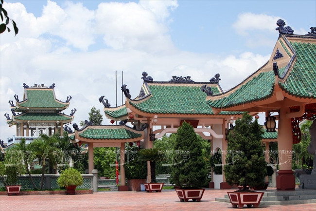De 1998 à 2002, le Temple de la Littérature Trân Biên a connu une importante restauration.
