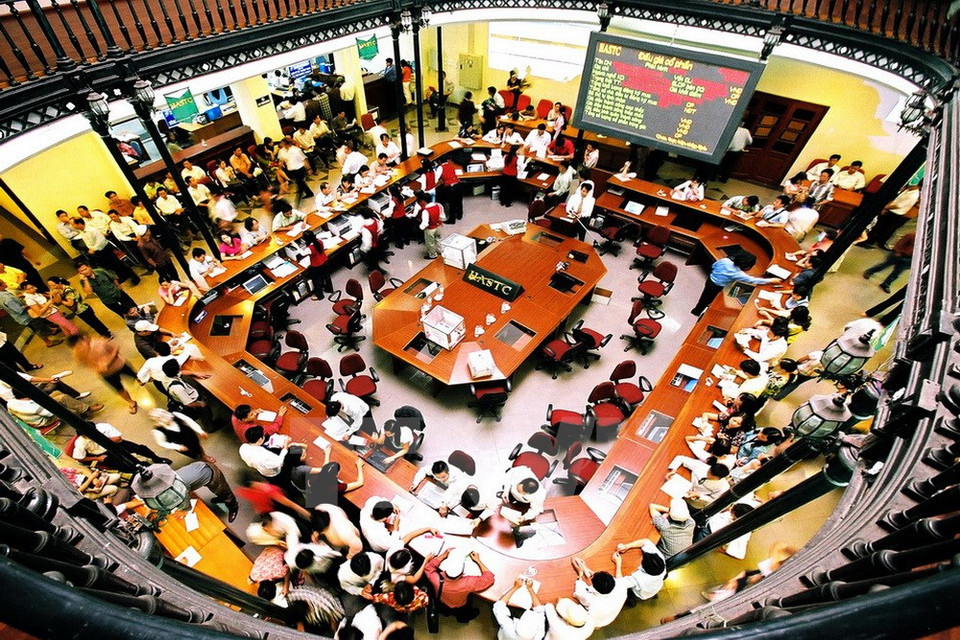 Une séance au siège de la Bourse de Hanoi