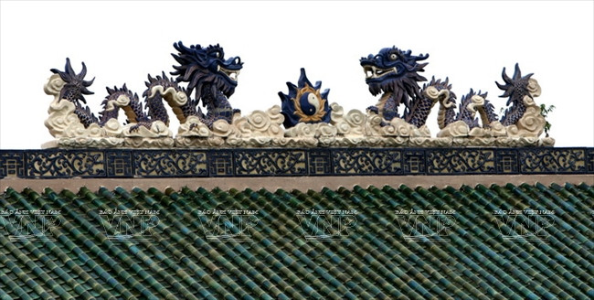 Le toit est décoré de motifs de dragons.