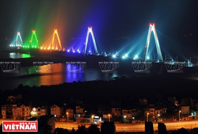 Le pont Nhat Tan lumineux.