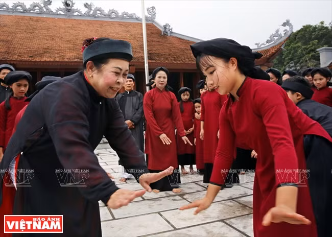  L’artiste Nguyên Thi Lich participe à la formation de jeunes de la province de Phu Tho, tout en maintenant l’activité de son quartier de Hat xoan d’An Thai.
