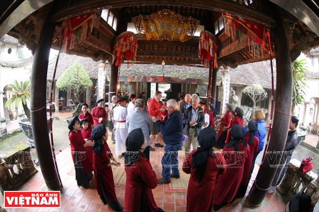Interprétation de Hat xoan au temple Hung Lo, devant des touristes.