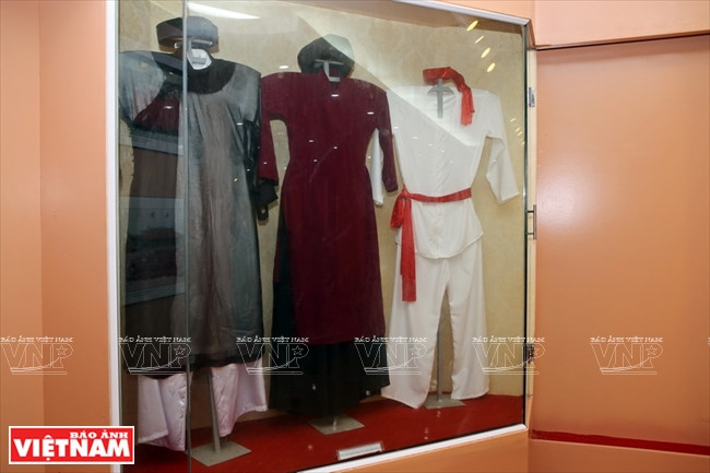 Tenues de chanteur et chanteuse de Hat xoan exposées au théâtre Miêu Lai Len, ville de Viet Tri, province de Phu Tho.