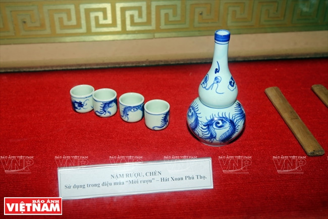 D’autres outils du Hat xoan: éventail, claquettes, fiole à alcool….